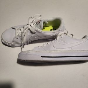 Womens Nike Court tennis shoes size 7